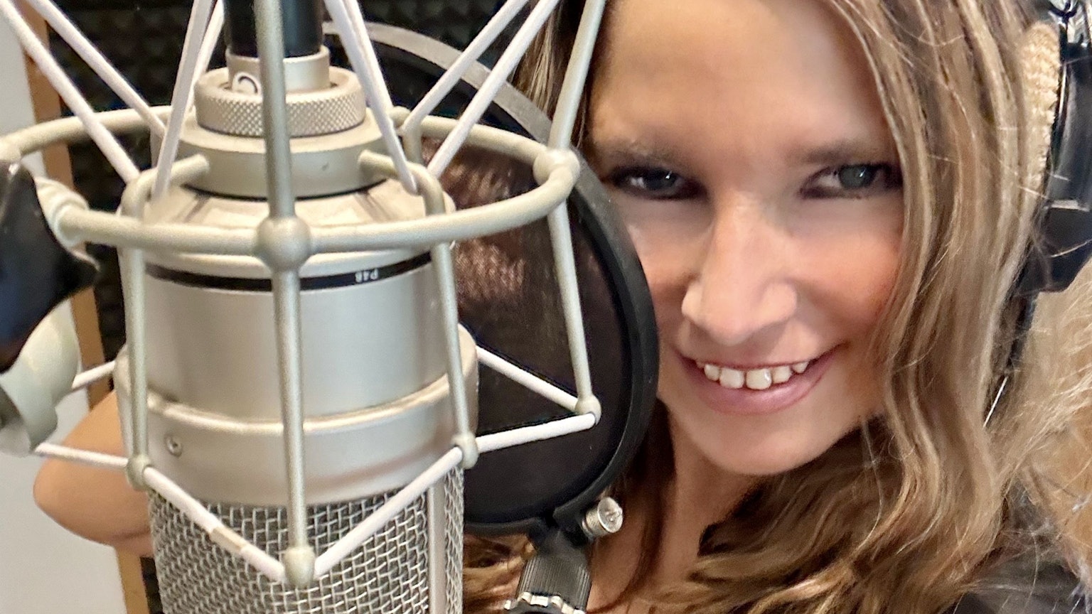 Im Tonstudio singt Anke Fürst ihren Titel „Meine Antwort ist Ja“ ein.