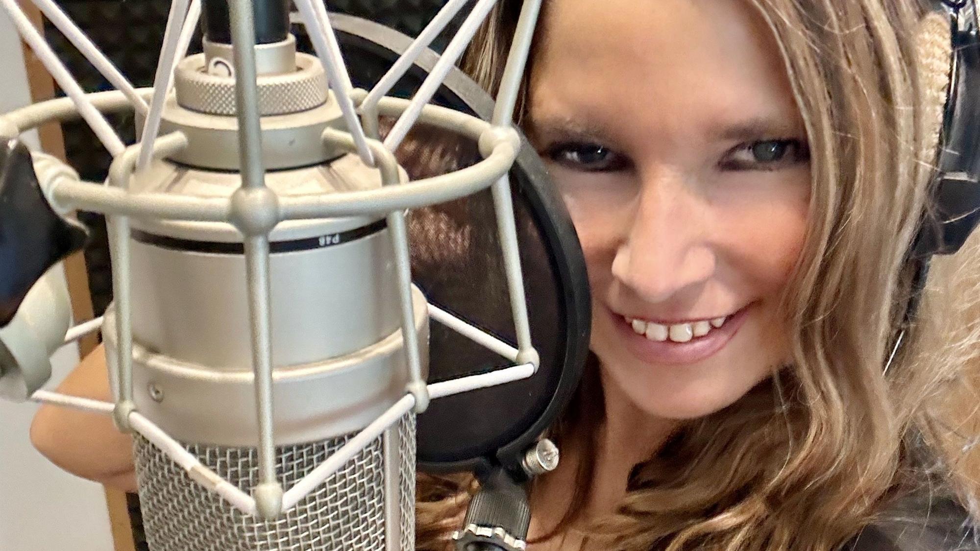Im Tonstudio singt Anke Fürst ihren Titel „Meine Antwort ist Ja“ ein.