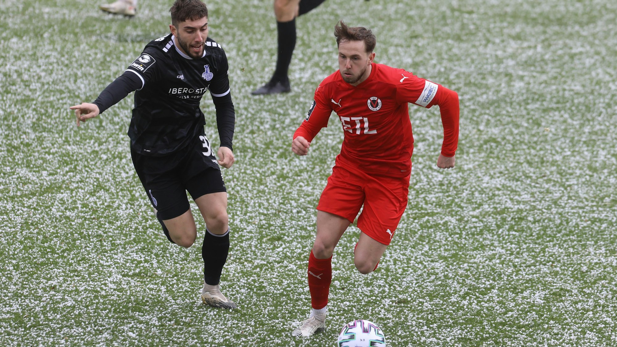 Viktoria Köln - Fussball 3. Bundesliga Saison 2020 2021 Flughafenstadion Köln Deutschland 13.03.2021 Links: Aziz Bouhaddouz (Duisburg) Rechts: Lucas Cueto (Viktoria Köln) Copyright Eduard Bopp Sportfotografie mail@fotobopp.de