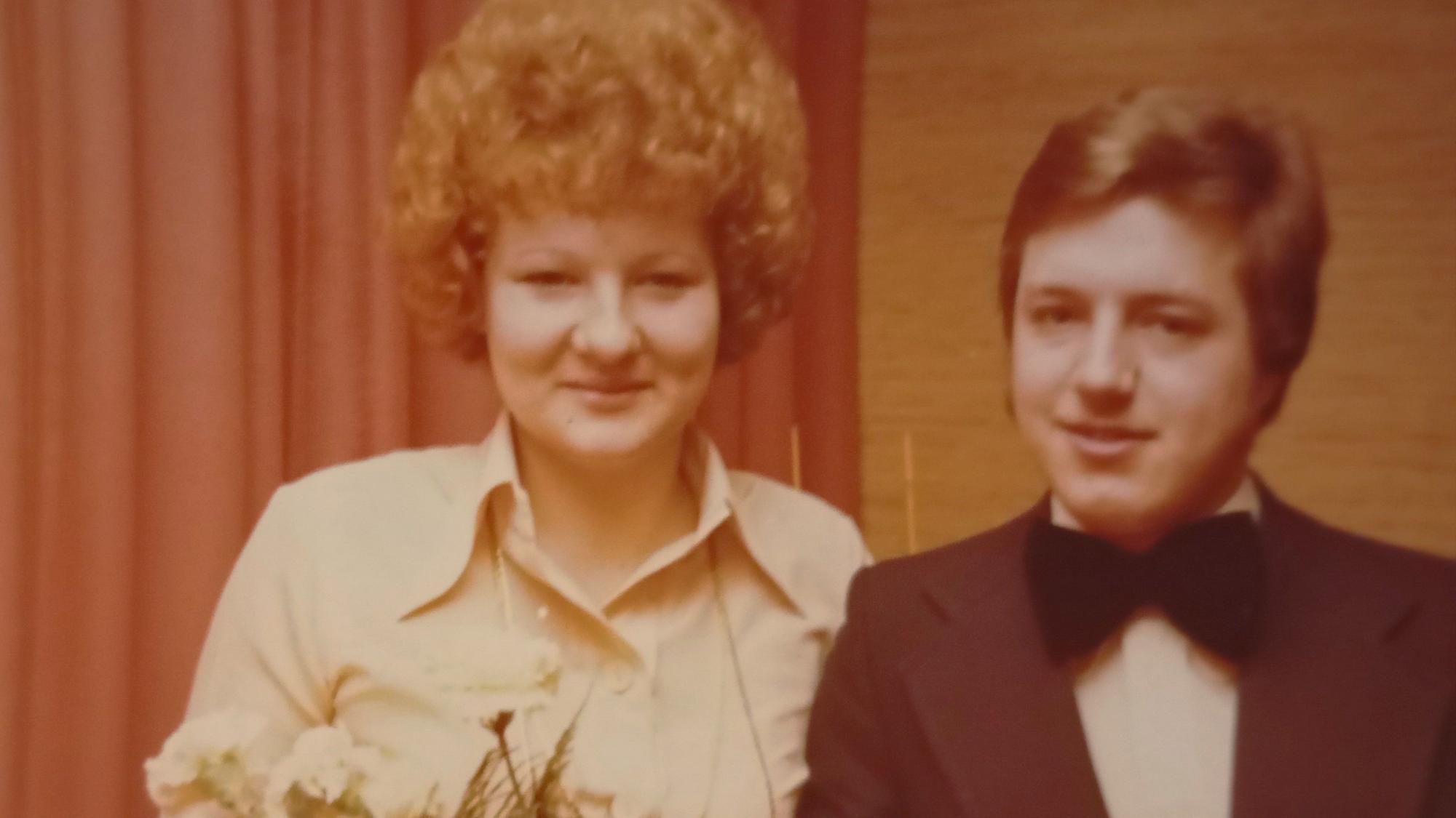 Das Foto zeigt ein Paar bei der Hochzeit.