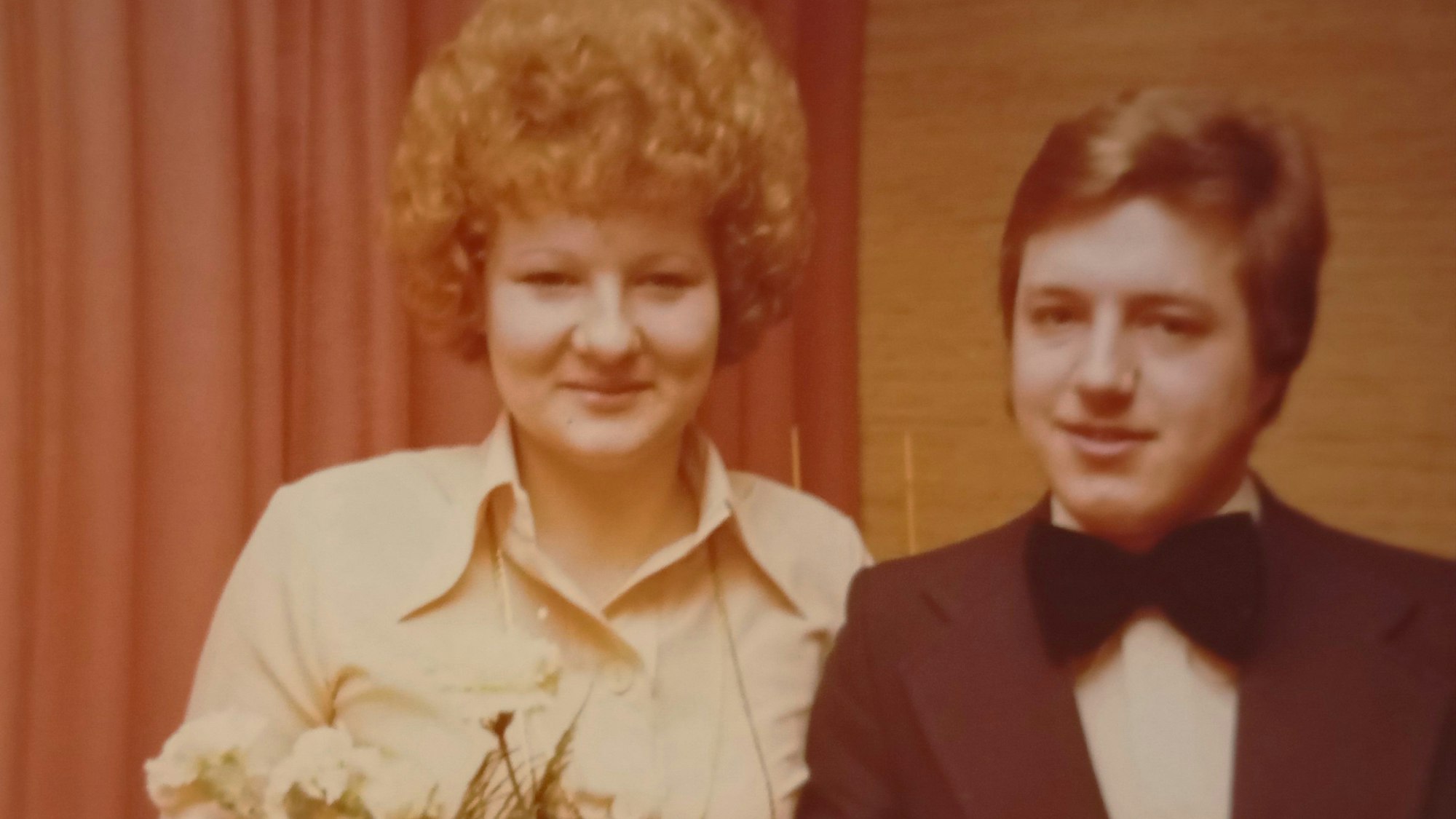 Das Foto zeigt ein Paar bei der Hochzeit.