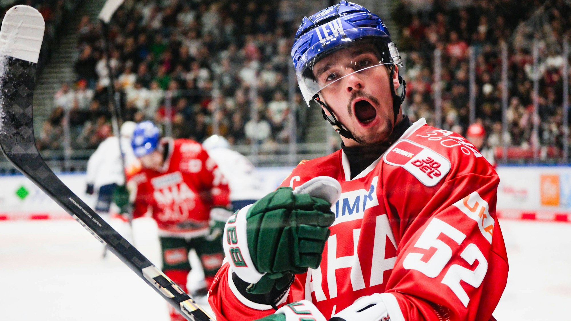 Otso Rantakari, Neuzugang bei den Kölner Haien bejubelt im Trikot der Augsburg Panther ein Tor gegen die Adler Mannheim.
