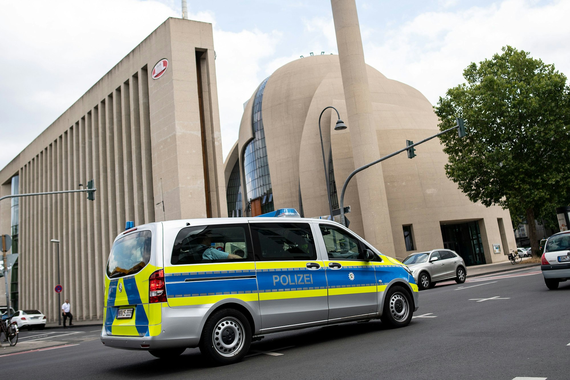 ARCHIV - 09.07.2019, Nordrhein-Westfalen, Köln: Ein Polizeiwagen fährt an der Zentralmoschee vorbei.