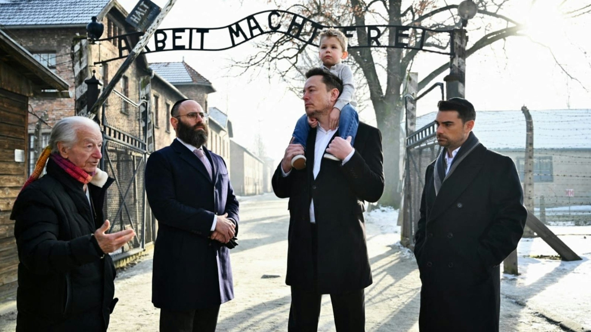 Der Holocaust-Überlebende Gidon Lev (l.), Rabbi Menachem Margolin, Elon Musk mit Sohn X AE A-XII auf den Schultern und der Autor Ben Shapiro beim Besuch in Auschwitz.