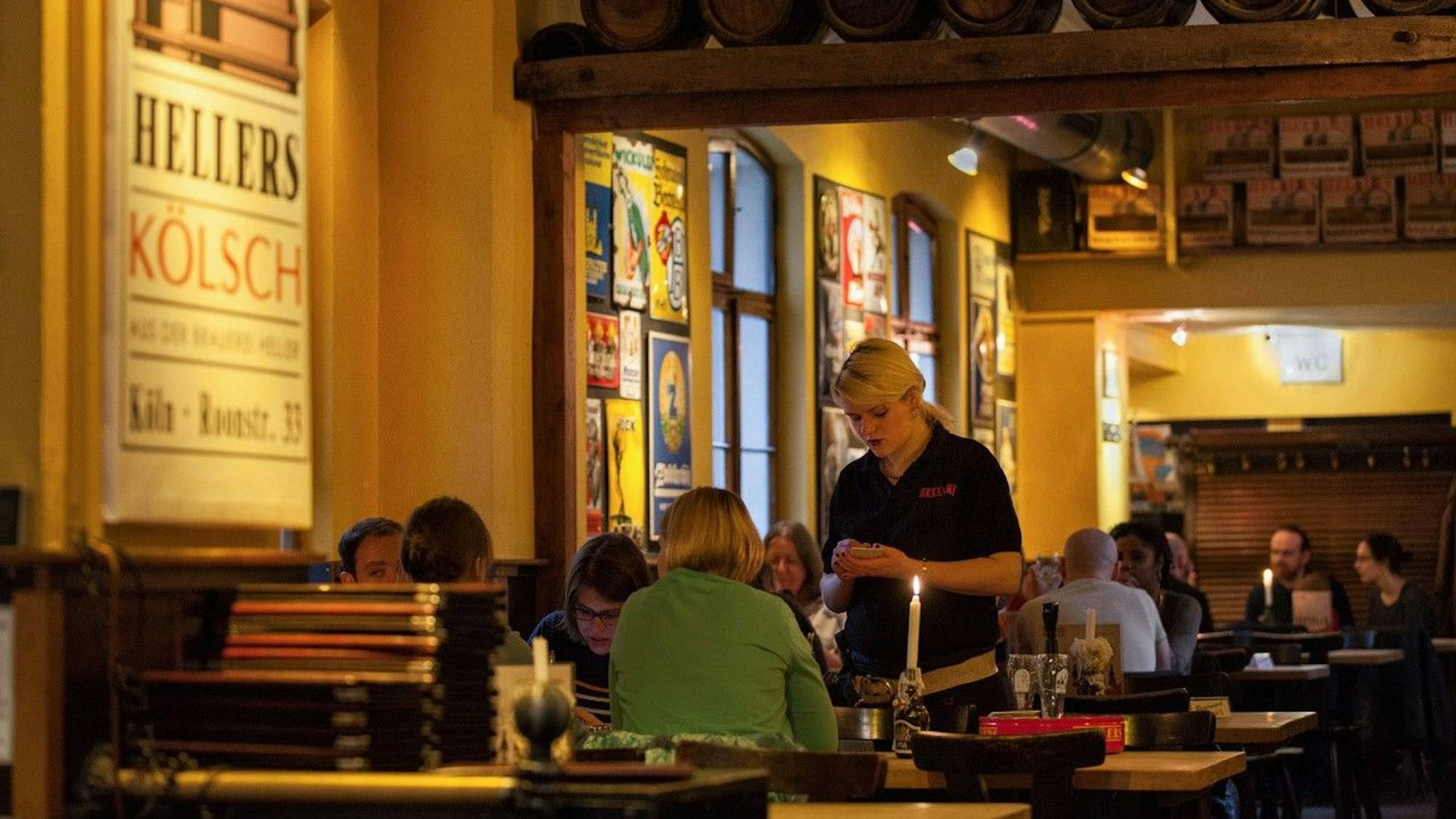 Gemütlich und mit vielen Reminiszenzen an Braukunst: Hellers Brauhaus.