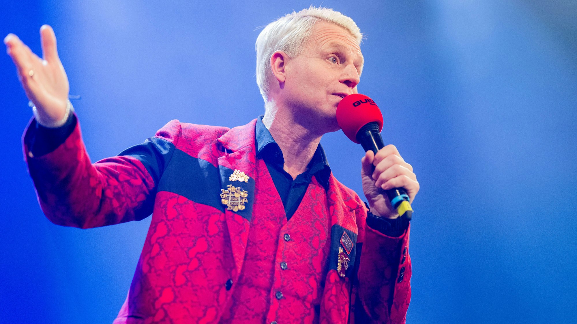 Guido Cantz steht bei der ersten „Alaaf & Helau-Sitzung“ im Gürzenich auf der Bühne.