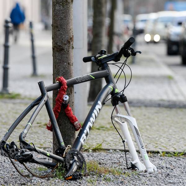 ARCHIV - 19.03.2020, Berlin: Reifen und Sattel eines Fahrrads sind vom angeschlossenen Rahmen abmontiert worden. (zu dpa: «Polizei: Weniger Fahrräder in Berlin gestohlen») Foto: Jens Kalaene/dpa-Zentralbild/dpa +++ dpa-Bildfunk +++