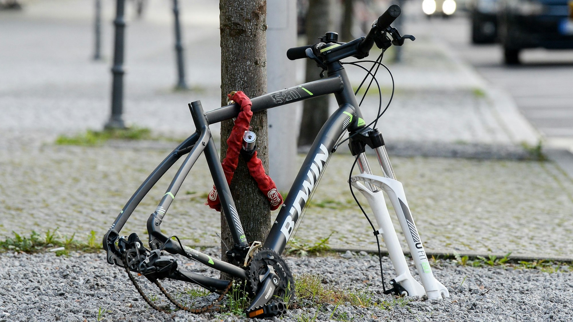 ARCHIV - 19.03.2020, Berlin: Reifen und Sattel eines Fahrrads sind vom angeschlossenen Rahmen abmontiert worden. (zu dpa: «Polizei: Weniger Fahrräder in Berlin gestohlen») Foto: Jens Kalaene/dpa-Zentralbild/dpa +++ dpa-Bildfunk +++