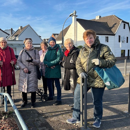 Sieben ältere Damen stehen bei Sonnenschein in Brück.