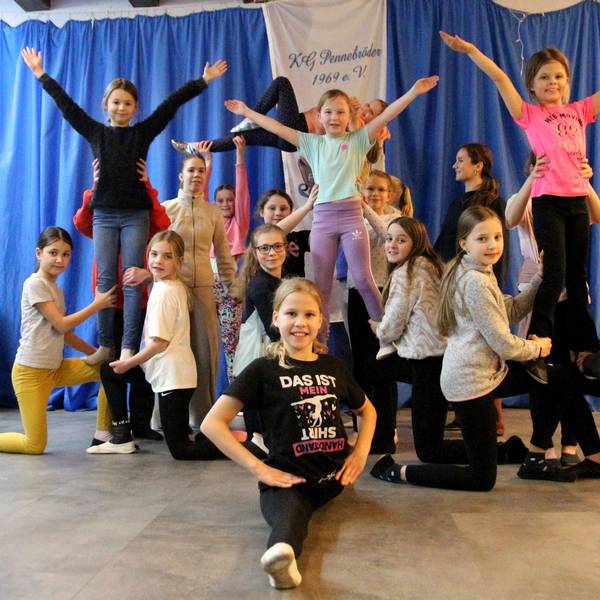 Auf dem Bild sind Mädchen beim Tanztraining zu sehen.