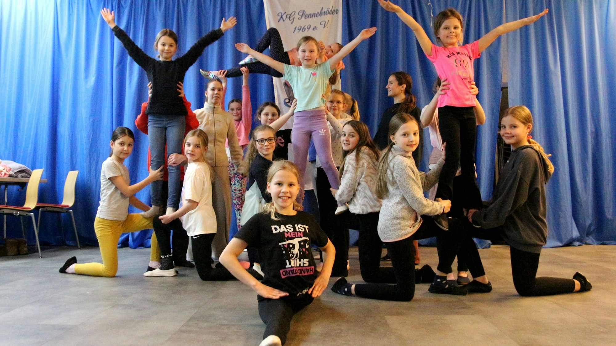 Auf dem Bild sind Mädchen beim Tanztraining zu sehen.