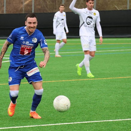 Sinan Karweina hat sich den Ball vorgelegt.