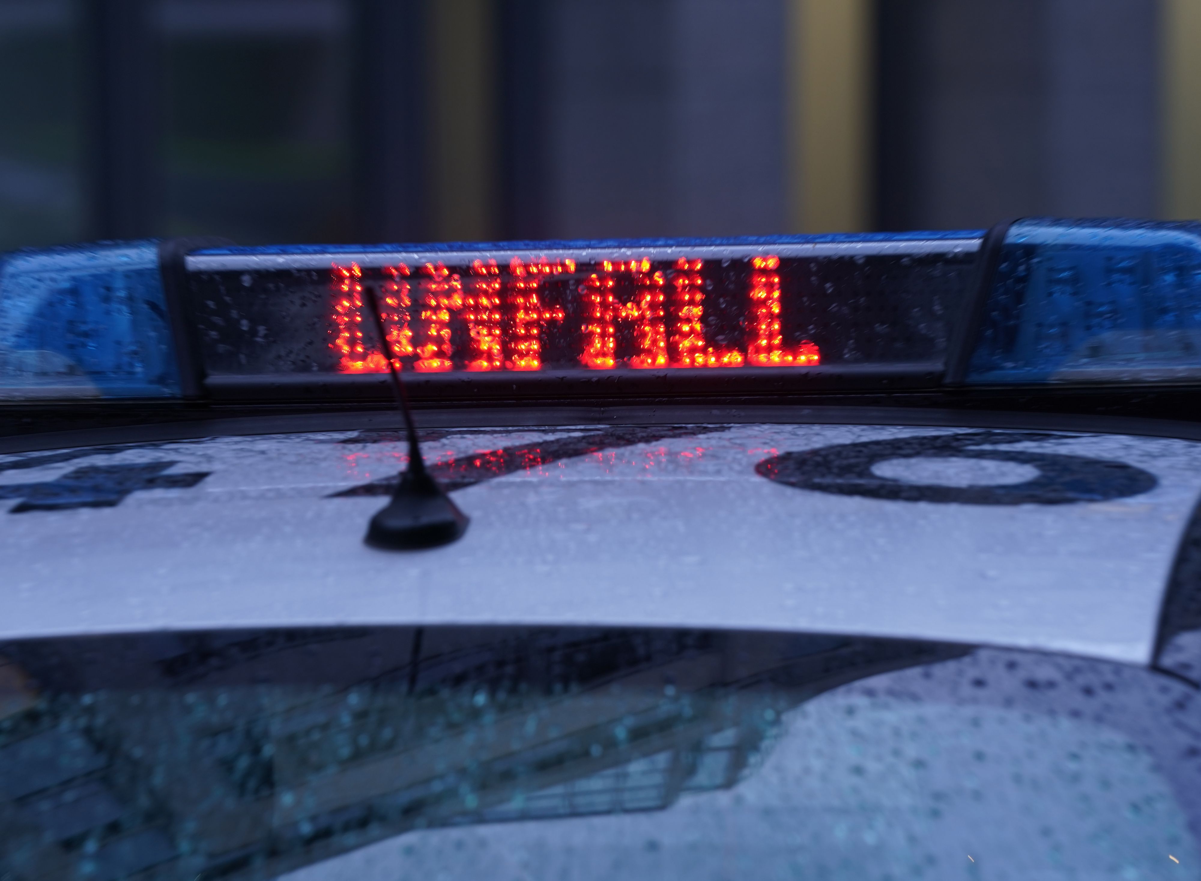 Das Foto zeigt die Lichtanlage eines Einsatzfahrzeugs, auf der „Unfall“ steht.
