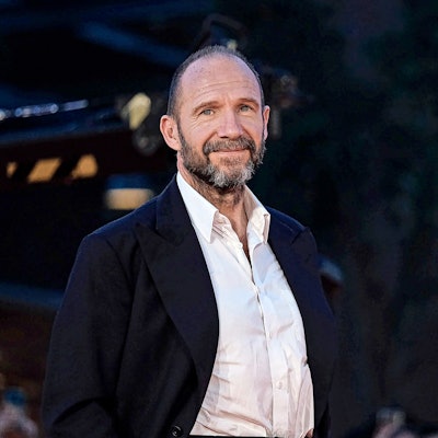 Ralph Fiennes lächelt.