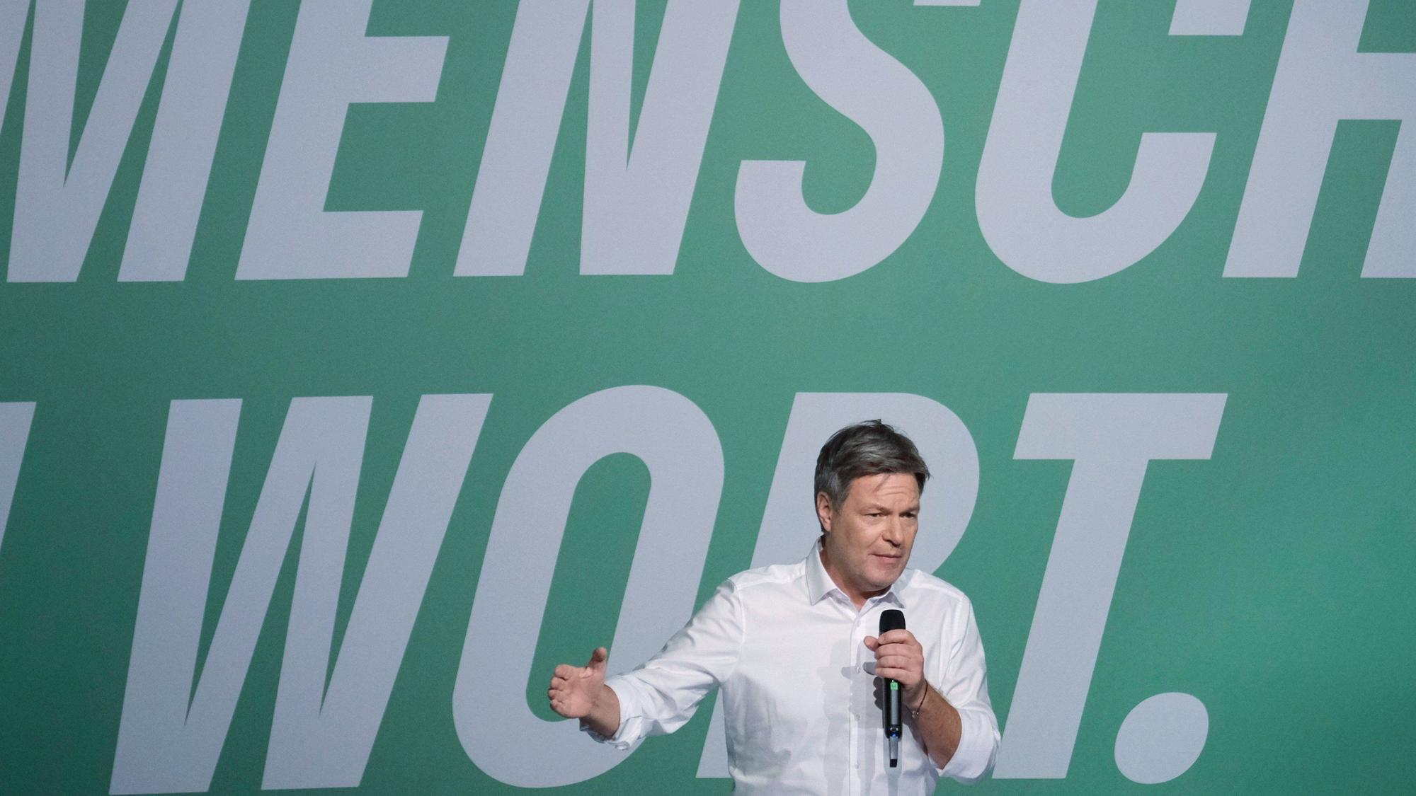 , Leipzig: Robert Habeck, Kanzlerkandidat von Bündnis 90/ Die Grünen, spricht bei einer Wahlkampfveranstaltung auf einer Bühne.