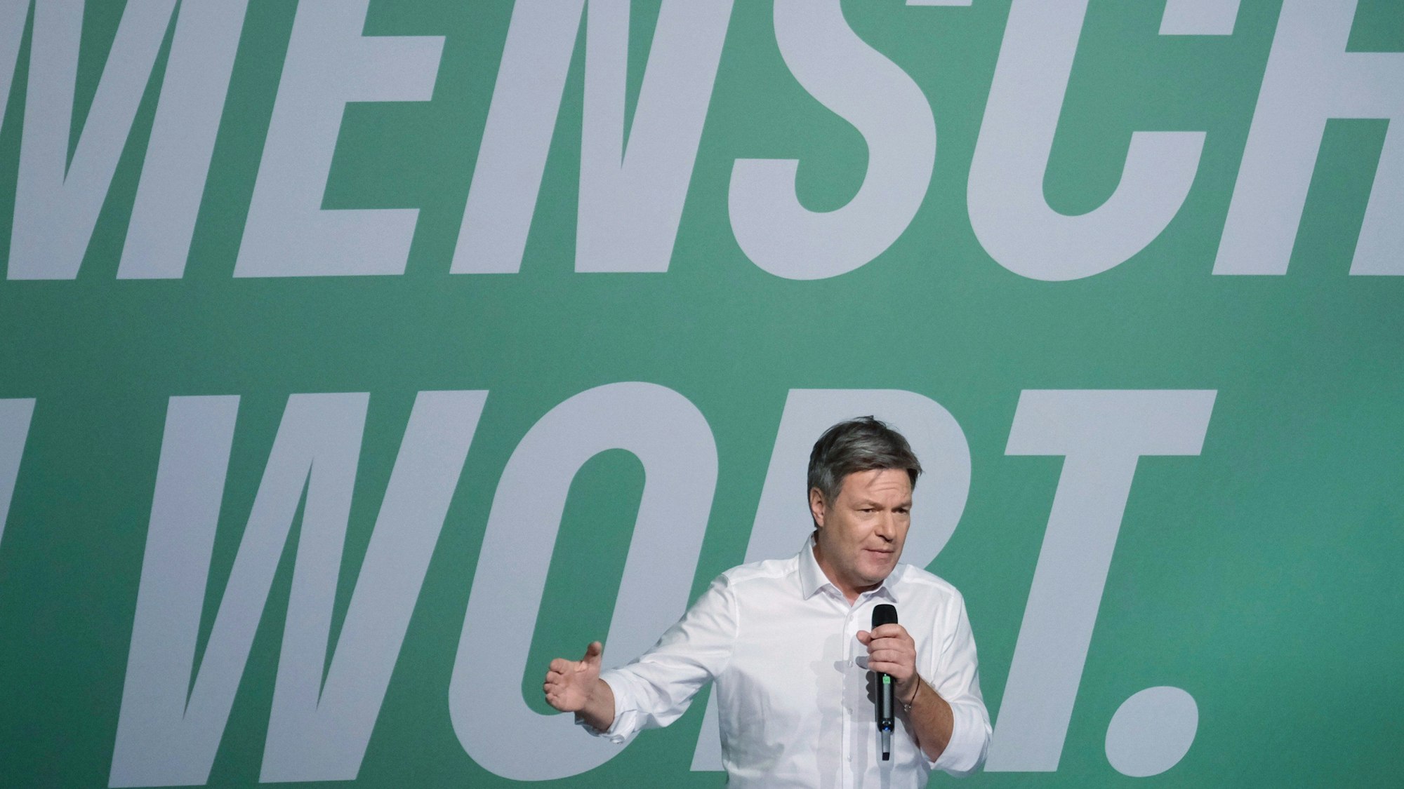 , Leipzig: Robert Habeck, Kanzlerkandidat von Bündnis 90/ Die Grünen, spricht bei einer Wahlkampfveranstaltung auf einer Bühne.