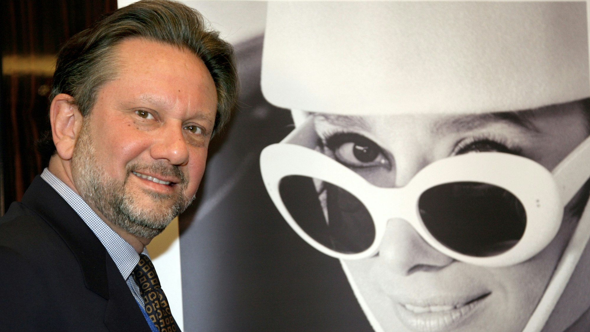 Der Sohn der Hollywood-Schauspielerin Audrey Hepburn, Sean Ferrer, steht in Berlin neben einer Fotografie seiner Mutter.