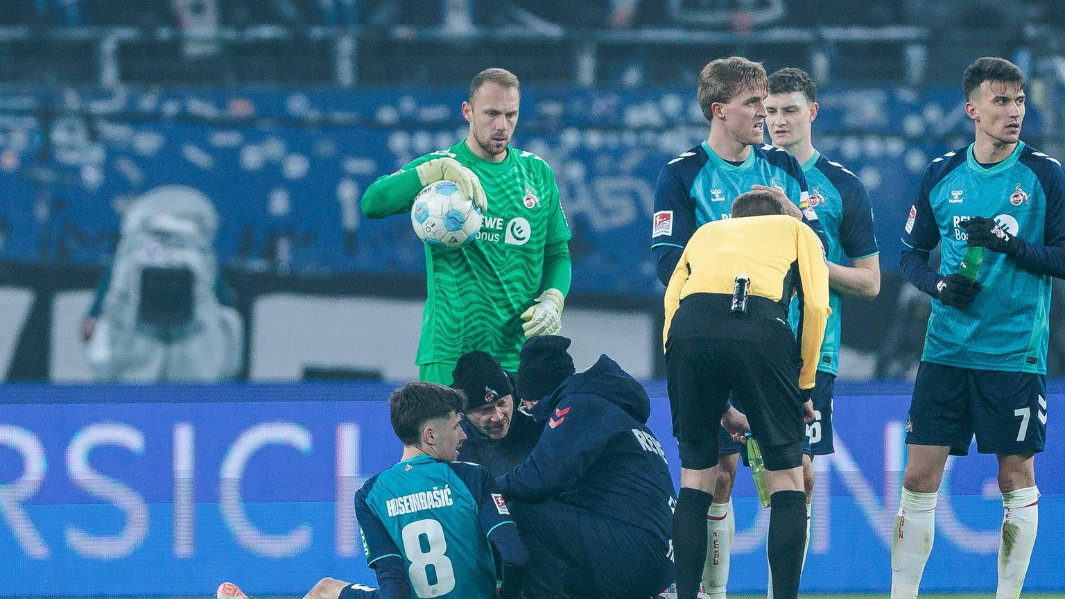 Denis Huseinbasic (Nr. 8) musste in Hamburg angeschlagen behandelt und ausgewechselt werden. Der FC-Sechser fällt gegen Elversberg aus.