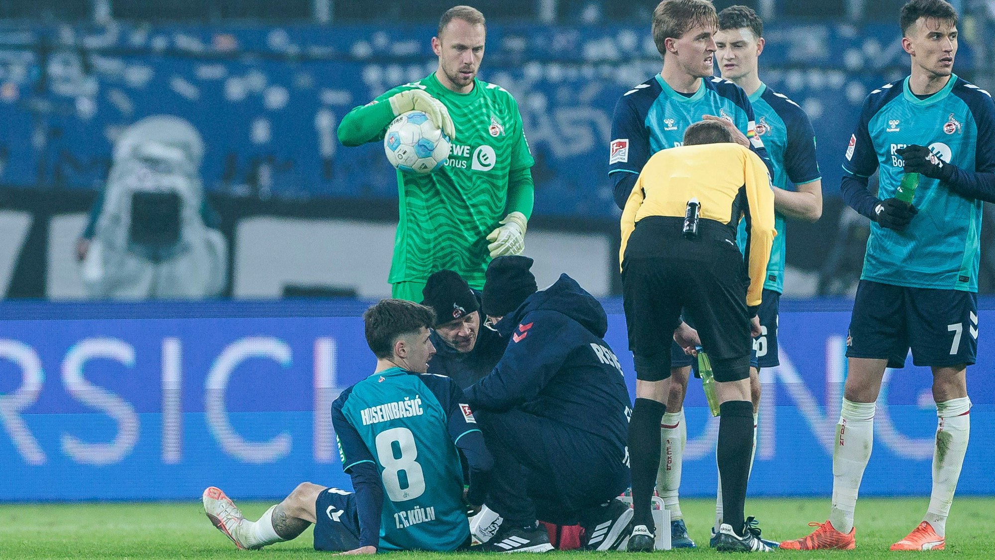 Denis Huseinbasic (Nr. 8) musste in Hamburg angeschlagen behandelt und ausgewechselt werden. Der FC-Sechser fällt gegen Elversberg aus.