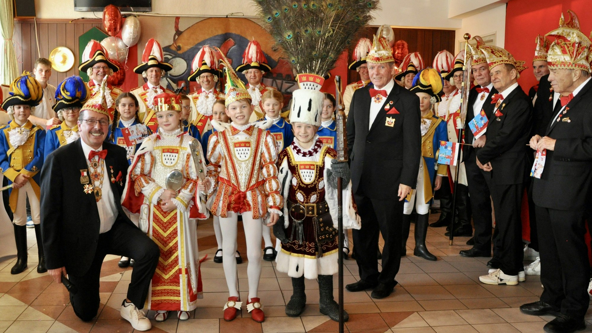 Das Foto zeigt den Besuch des Kölner Kinderdreigestirns bei der Lechenicher Narrenzunft.