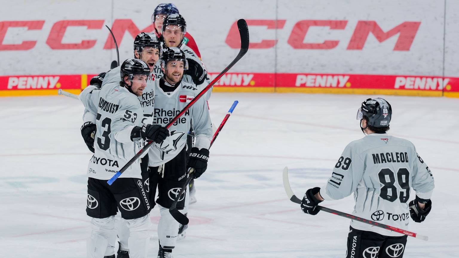 Er ist zurück: Gregor MacLeod (r.) nach seiner Vorlage für das 4:4 von Alexandre Grenier (2.v.l.).