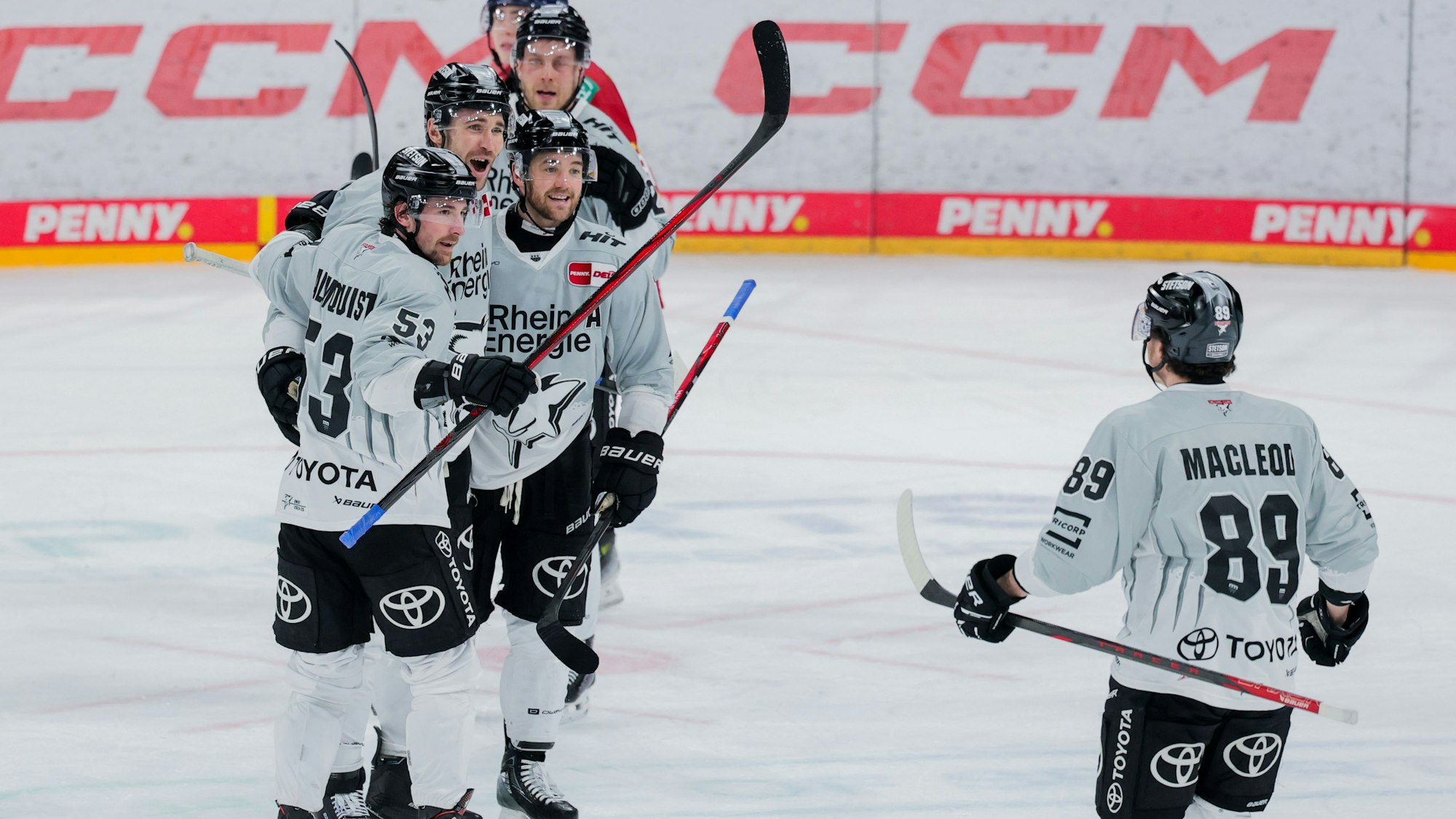 Er ist zurück: Gregor MacLeod (r.) nach seiner Vorlage für das 4:4 von  Alexandre Grenier (2.v.l.).