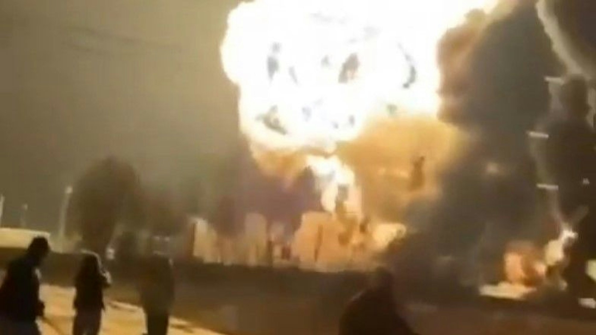 Das strategische Kommunikationszentrum der Ukraine veröffentlichte Aufnahmen, die Explosionen in Russland nach einem ukrainischen Drohnenangriff zeigen sollen.