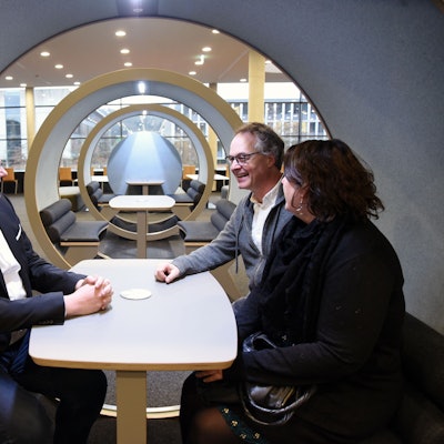 Bei der Einweihung der Hans Hermann Voss-Lernarena: (von links) Prof. Dr. Christian Kohls (Dekan an der Fakultät für Informatik und Ingenieurwissenschaften, )Mit v.l. Prof. Dr. Christian Kohls (Dekan Fakultät für Informatik und Ingenieurwissenschaften), Prof. Dr. Axel Faßbender (Vizepräsident TH Köln) sowie Johanna Holst vom Vorstand der Hans Hermann Voss-Stiftung.