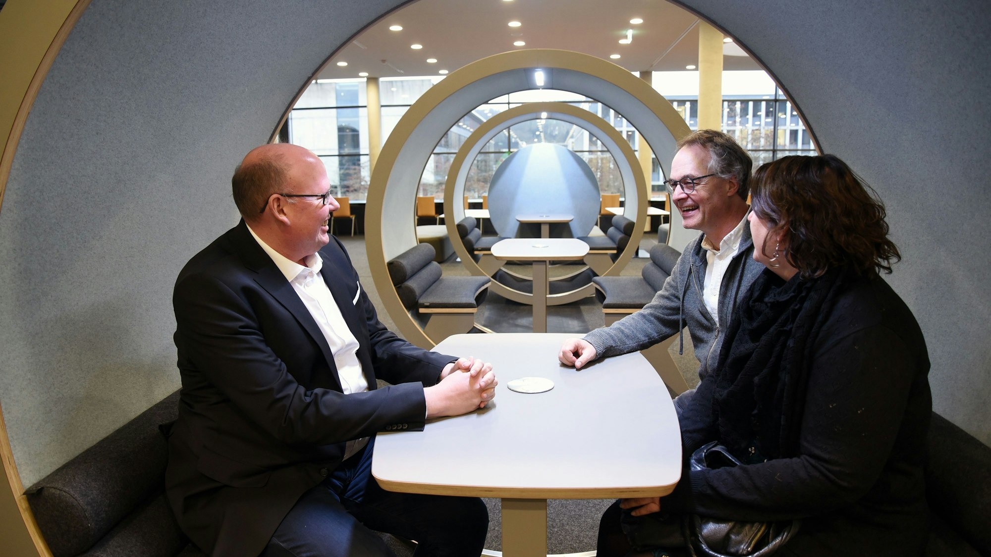 Bei der Einweihung der Hans Hermann Voss-Lernarena: (von links) Prof. Dr. Christian Kohls (Dekan an der Fakultät für Informatik und Ingenieurwissenschaften, )Mit v.l. Prof. Dr. Christian Kohls (Dekan Fakultät für Informatik und Ingenieurwissenschaften), Prof. Dr. Axel Faßbender (Vizepräsident TH Köln) sowie Johanna Holst vom Vorstand der Hans Hermann Voss-Stiftung.