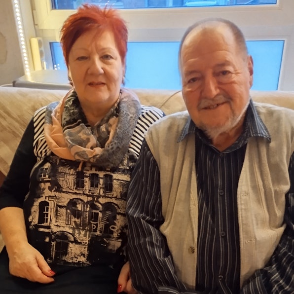 Das Foto zeigt ein älteres Ehepaar.