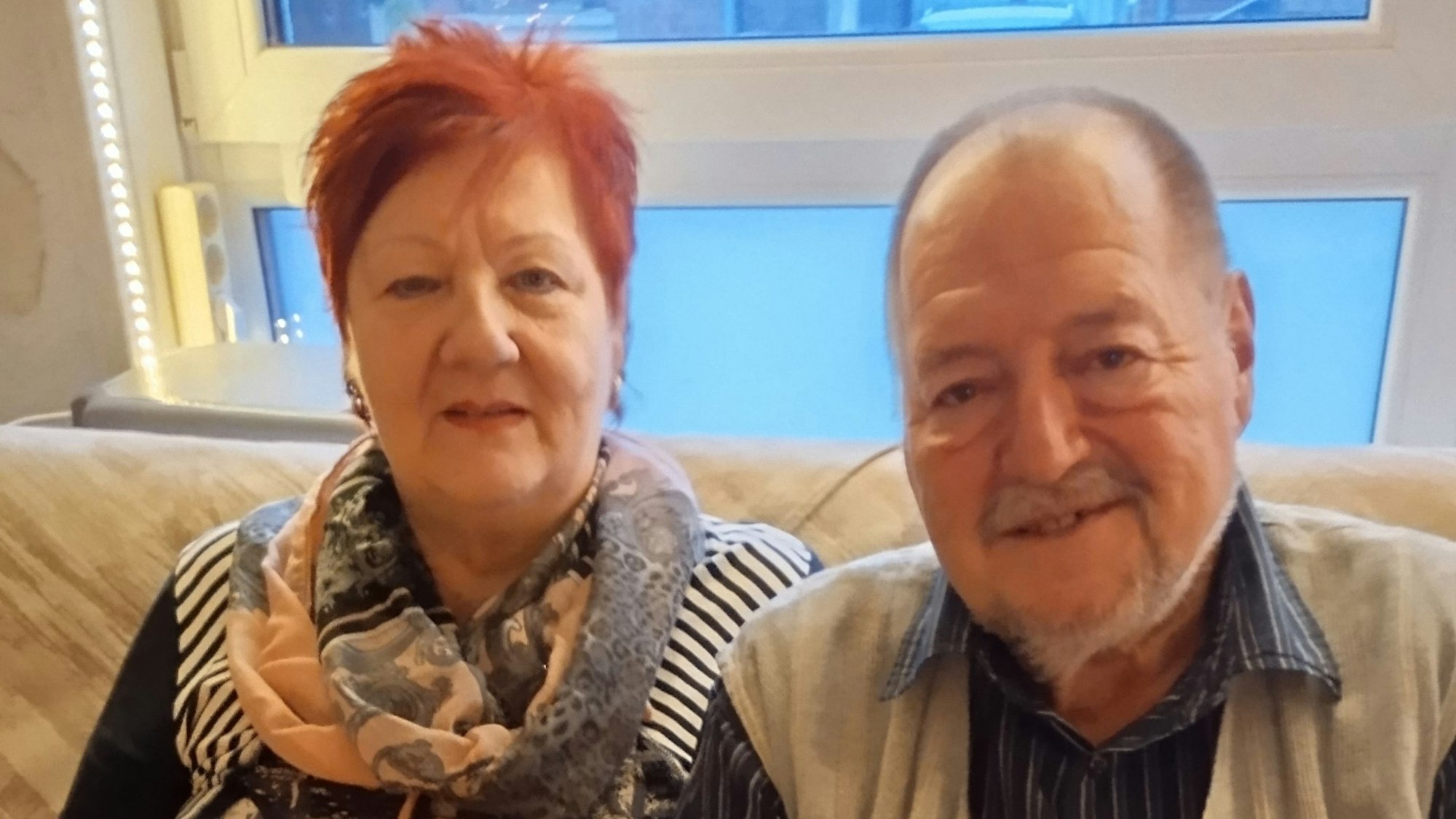 Das Foto zeigt ein älteres Ehepaar.
