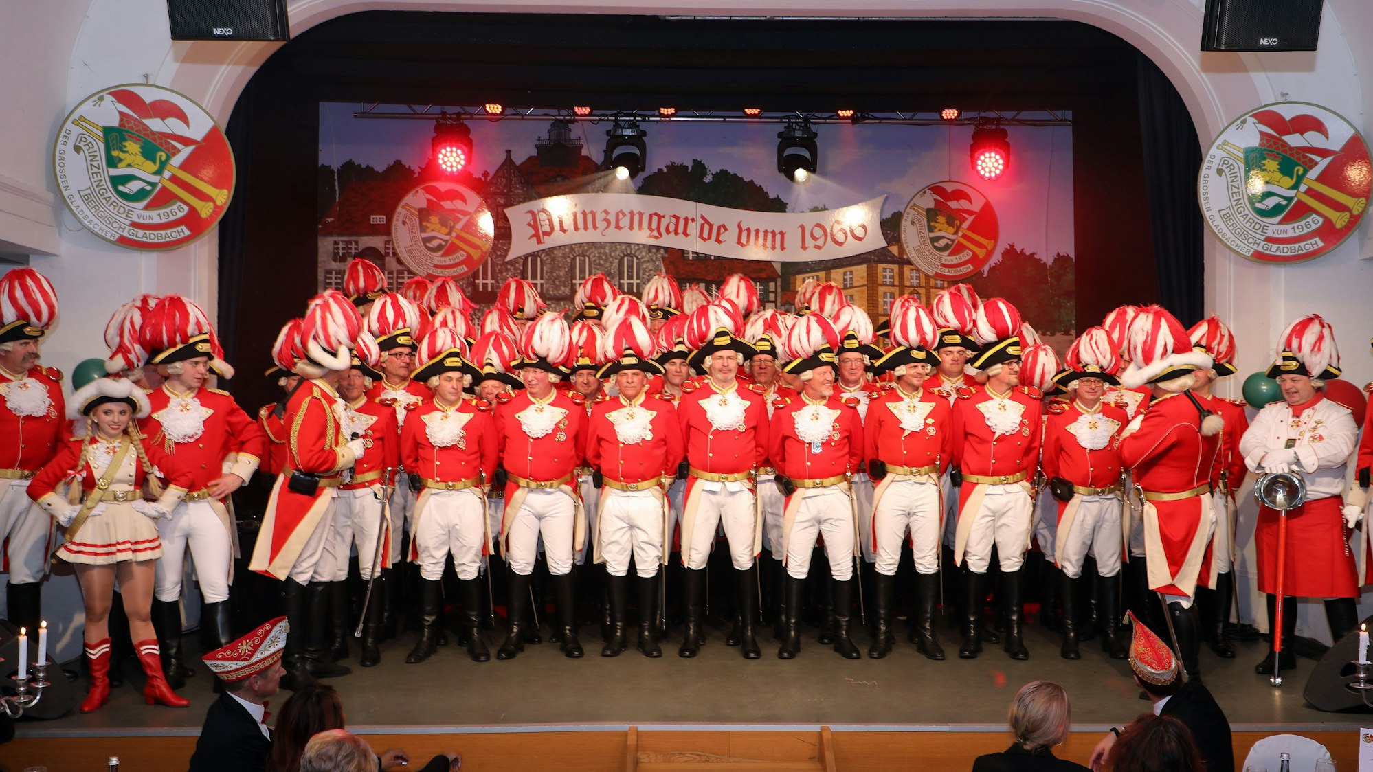 Staatse Gardisten und Tanzpaar Leonie Bochig (l.) gehörten zur Gladbacher PRinzengarde, der Leibeskorte des Dreigestrins in der Kreisstadt.