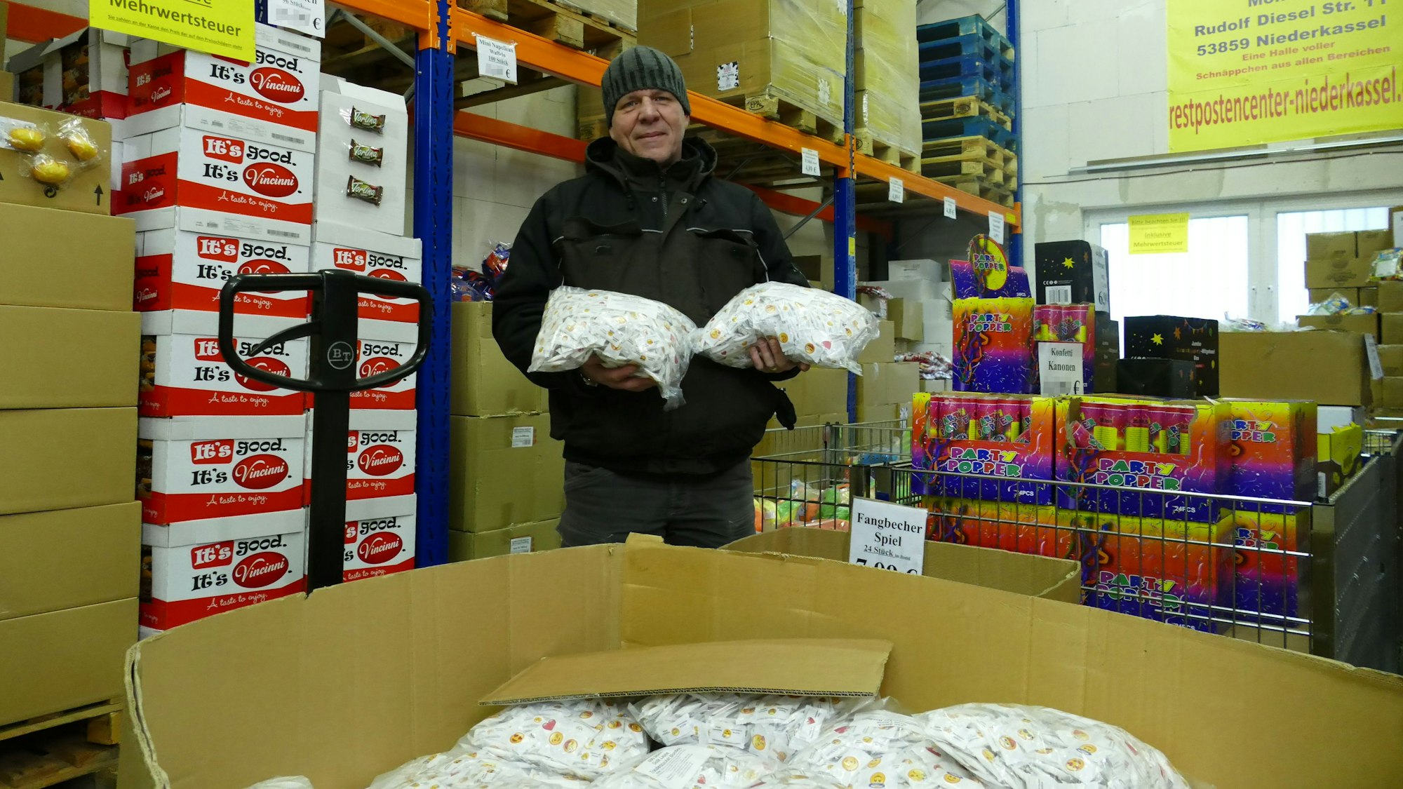 Im Restposten-Center Niederkassel von Marco Bohlen herrscht in den Wochen vor Weiberfastnacht Hochbetrieb.