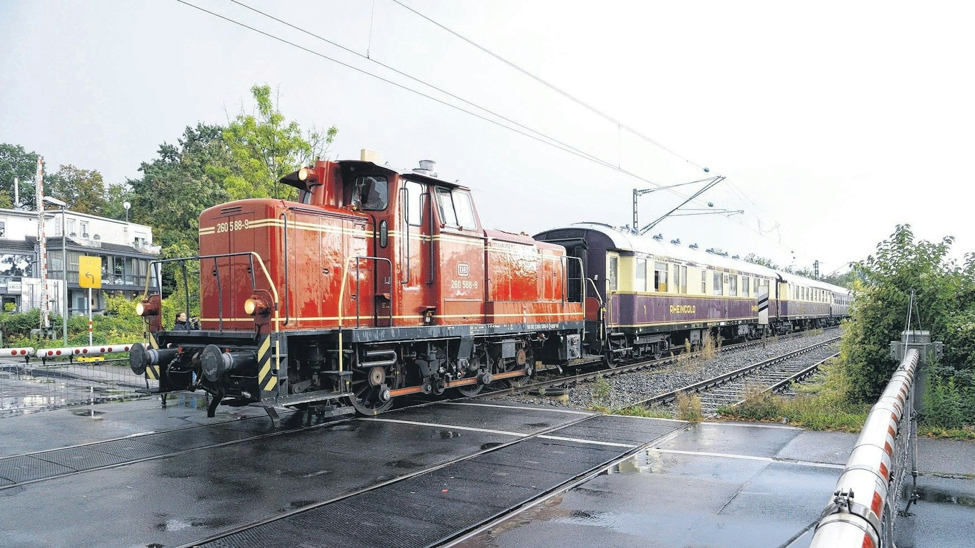 Ein Sonderzug mit Rheingold-Wagen kommt in Bergisch Gladbach an