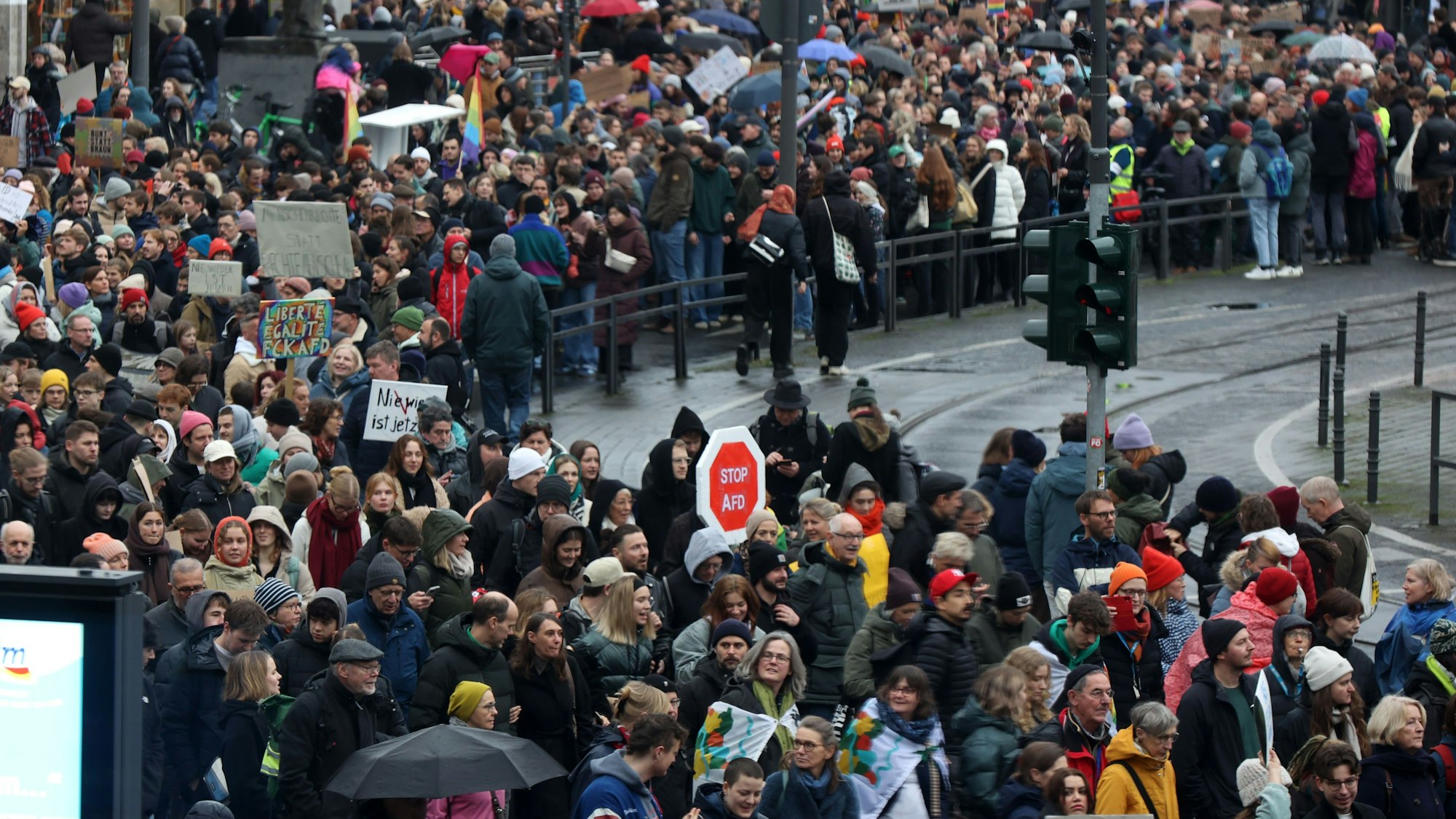 26.01.2025
Köln:
Demonstration: Das Bündnis „Köln stellt sich quer“ der Kölner Zivilgesellschaft ruft unter dem Motto „#5vor12. Laut für Demokratie“ dazu auf, die Demokratie zu verteidigen. Es werden mehr als 10.000 Teilnehmer erwartet. 
Neumarkt
Foto: Martina Goyert