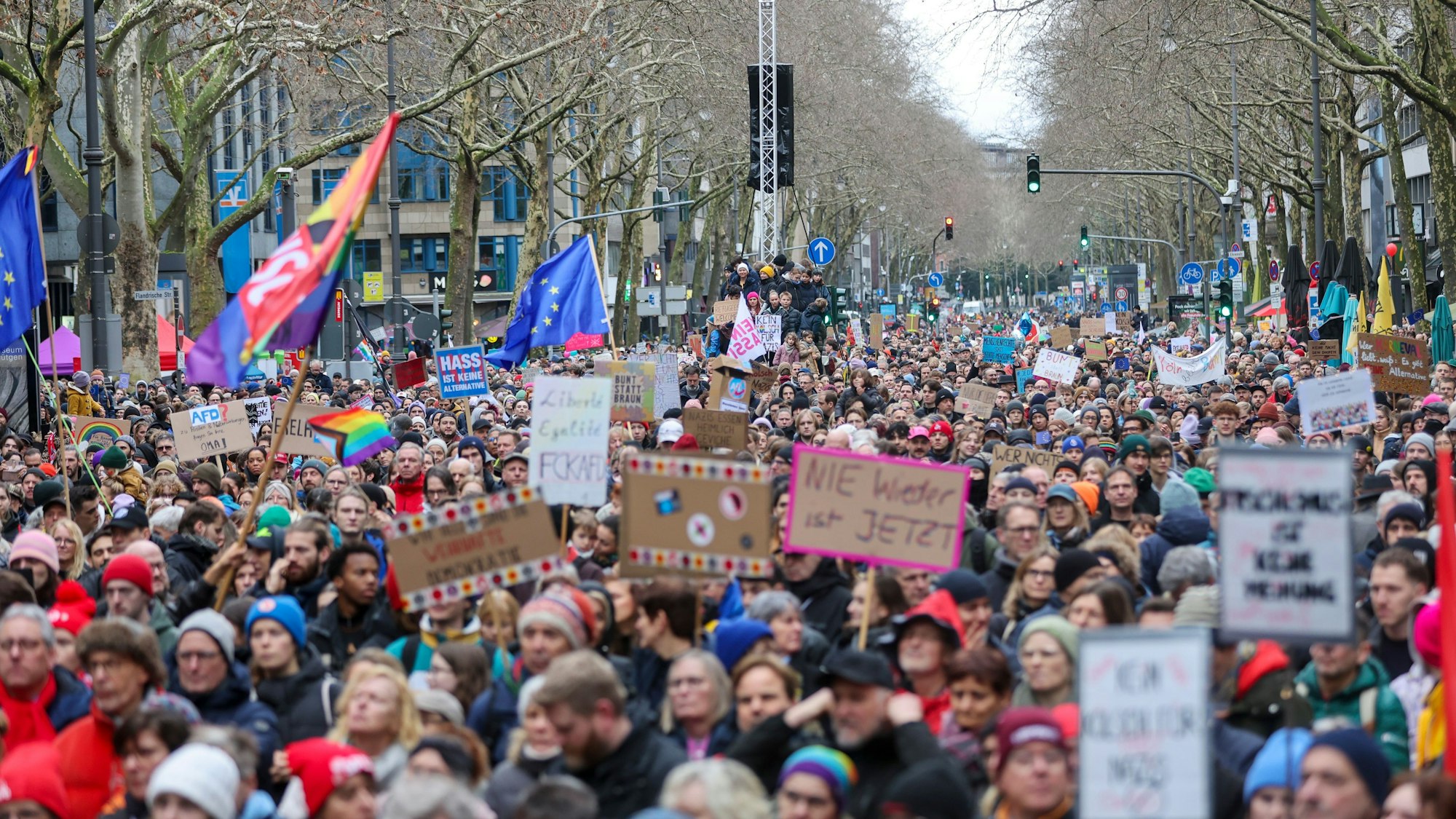 Zehntausende Menschen säumten am Samstagmittag die Ringe bei der Kundgebung des Bündnisses „Köln stellt sich quer“.