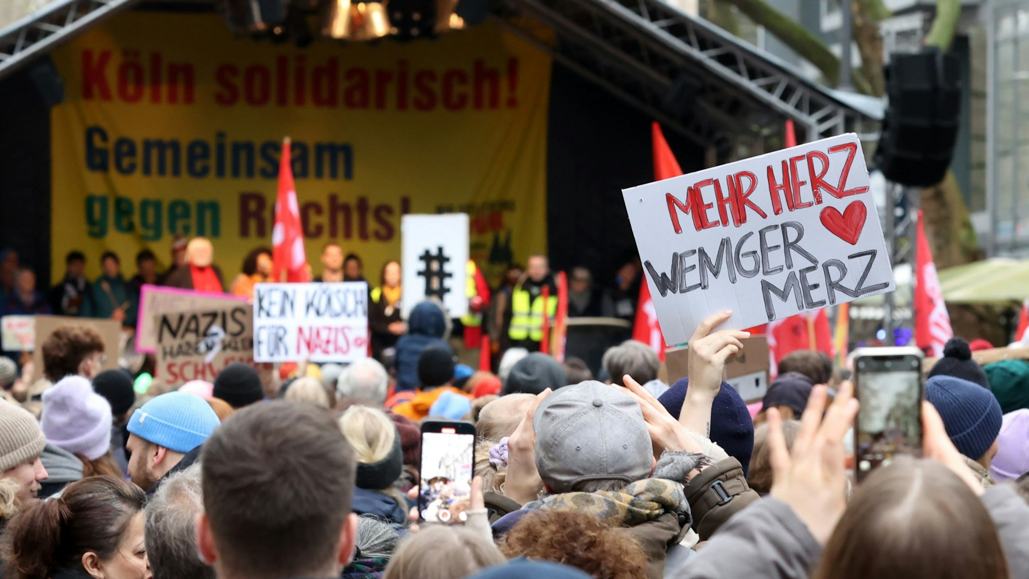 26.01.2025
Köln:
Demonstration: Das Bündnis „Köln stellt sich quer“ der Kölner Zivilgesellschaft ruft unter dem Motto „#5vor12. Laut für Demokratie“ dazu auf, die Demokratie zu verteidigen. Es werden mehr als 10.000 Teilnehmer erwartet. 
Rudolfplatz
Foto: Martina Goyert