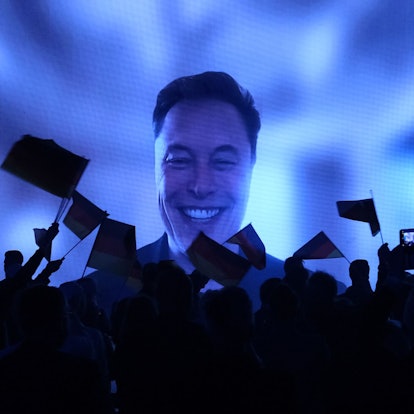 US-Milliardär Elon Musk wird während eines Live-Grußwortes beim Auftritt von Alice Weidel, Kanzlerkandidatin der AfD, während des Wahlkampfauftakts der AfD gezeigt. Foto: Sebastian Willnow/dpa +++ dpa-Bildfunk +++