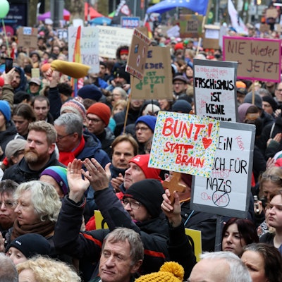 26.01.2025
Köln:
Demonstration: Das Bündnis „Köln stellt sich quer“ der Kölner Zivilgesellschaft ruft unter dem Motto „#5vor12. Laut für Demokratie“ dazu auf, die Demokratie zu verteidigen. Es werden mehr als 10.000 Teilnehmer erwartet. 
Foto: Martina Goyert
