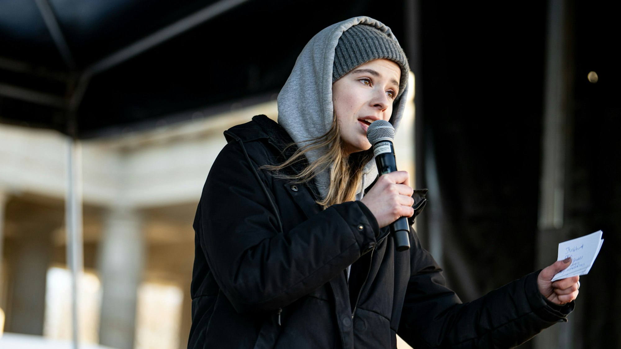 Die Aktivistin Luisa Neubauer nimmt an der Demonstration ´Flinta* March 2025» für feministische Politik in Berlin-Mitte am 19.01.2025 teil.
