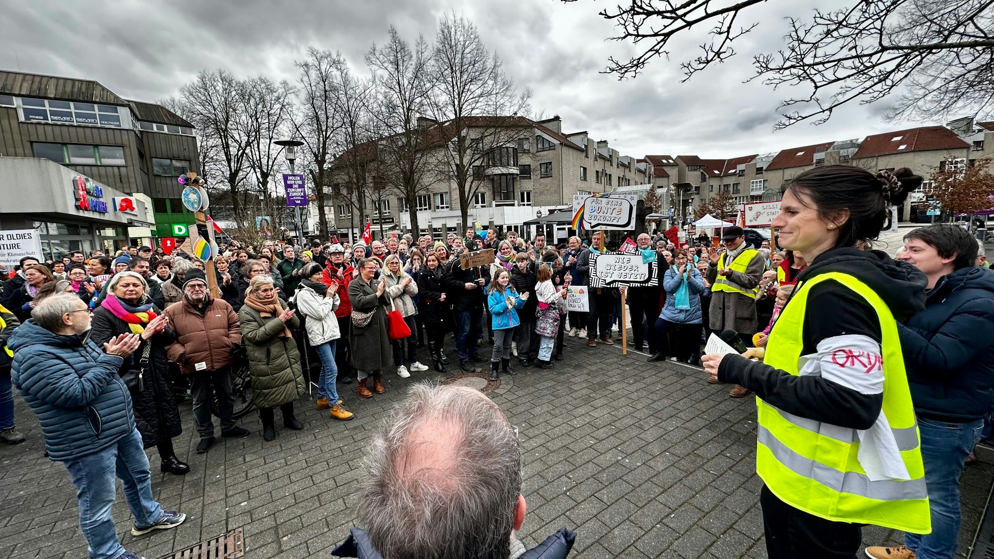 Teilnehmer einer Demonstration bilden einen Halbkreis.