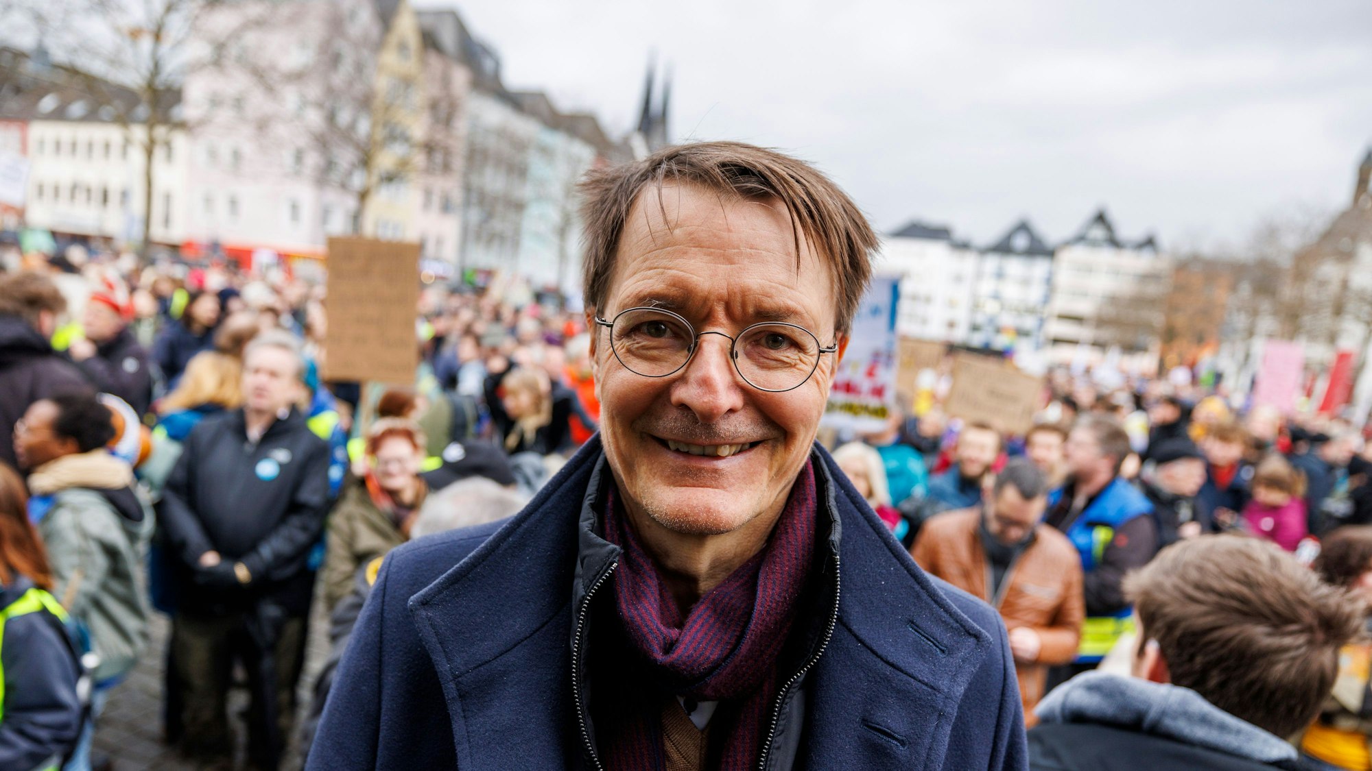 25.01.2025, Nordrhein-Westfalen, Köln: Karl Lauterbach (SPD), Bundesminister für Gesundheit, nimmt an der Demonstration "5vor 12 - Laut für die Demokratie" teil. Foto: Christoph Reichwein/dpa +++ dpa-Bildfunk +++