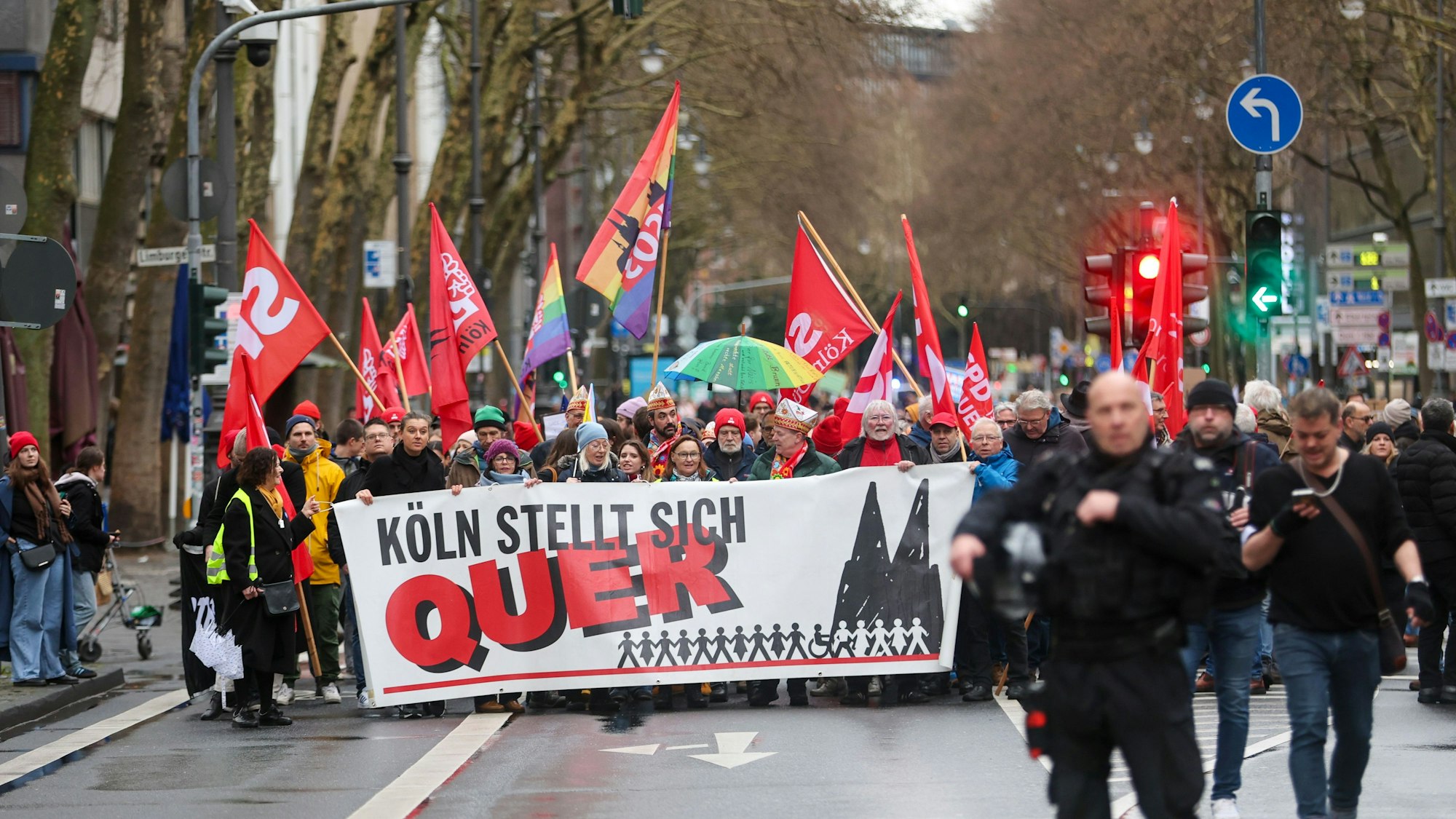 Die Spitze des Demonstrationszuges: Taudende Menschen hatten sich hinter dem Banner von „Köln stellt sich quer“ versammelt.