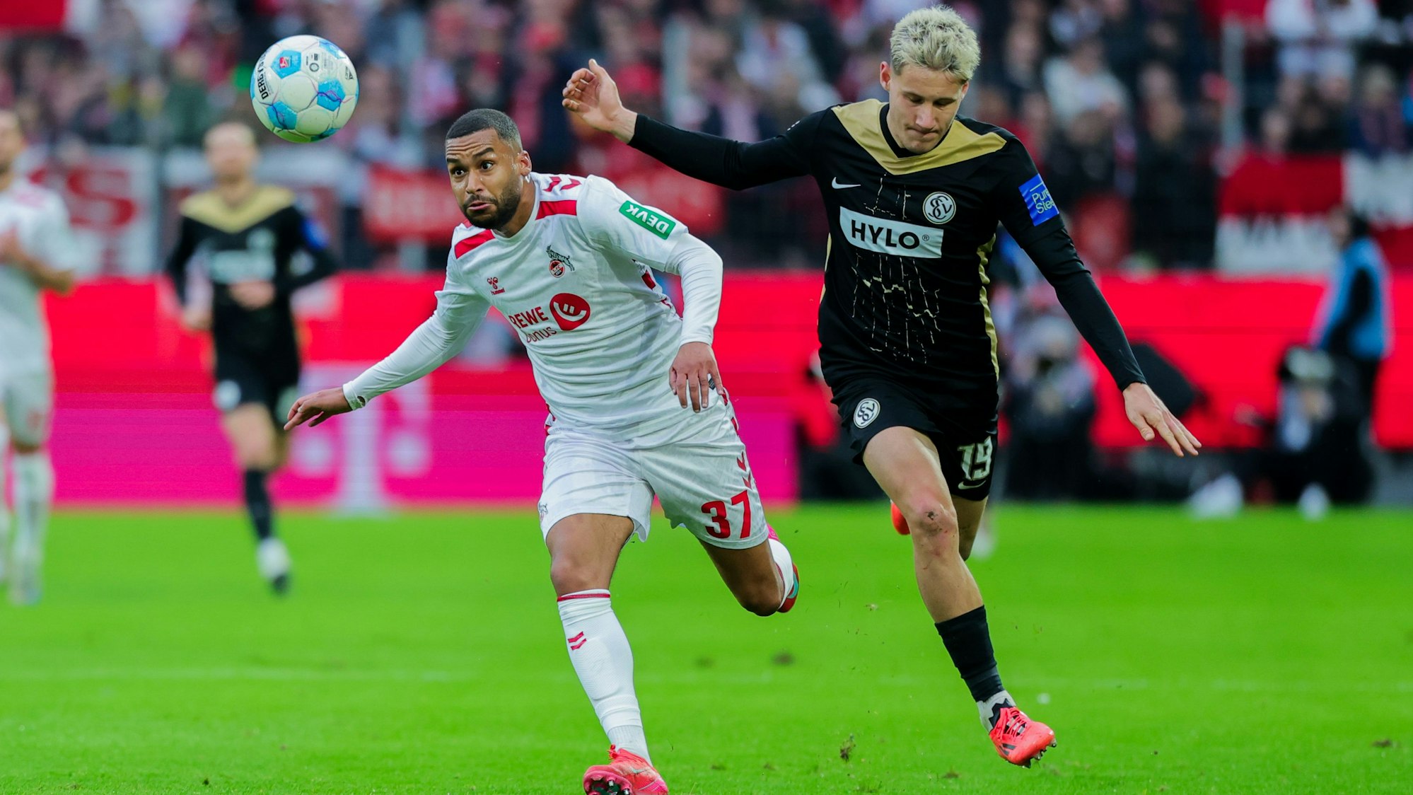 Wieder fit und bereit für Braunschweig: FC-Angreifer Linton Maina (l), hier im Duell mit Elversbergs Lukas Pinckert.