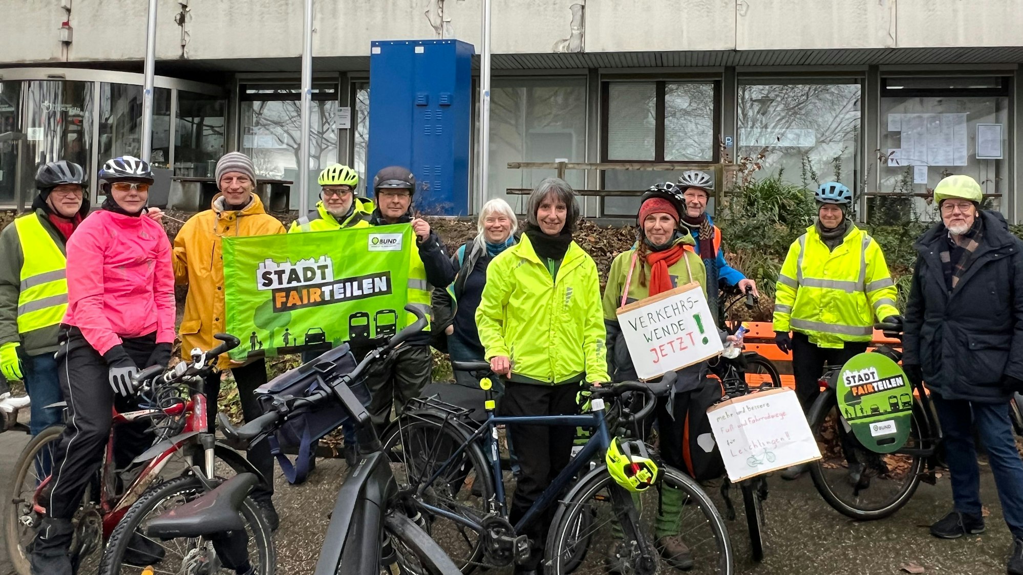 Gruppe an Radfahrenden mit Warnwesten