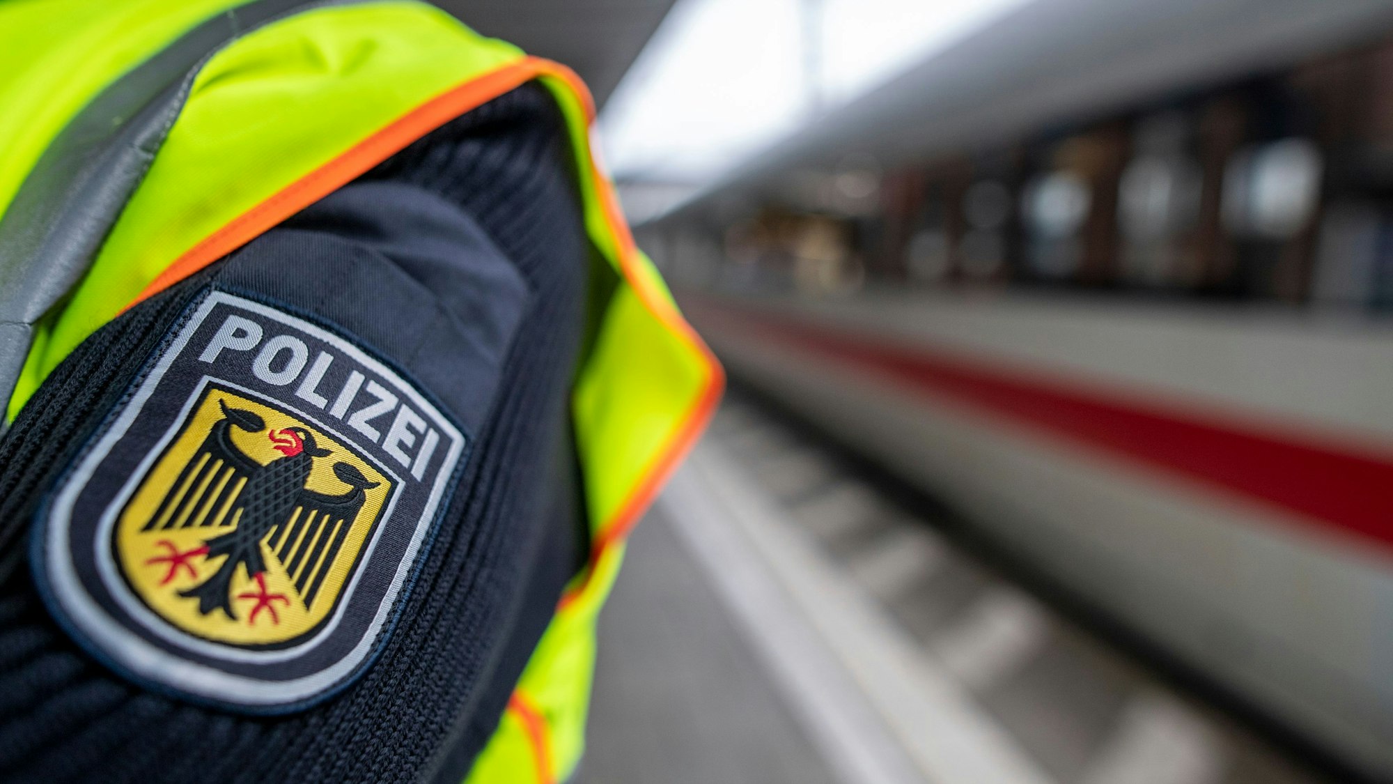 ARCHIV - 06.11.2019, Baden-Württemberg, Freiburg: Ein Bundespolizist steht am Hauptbahnhof vor einem ICE.
