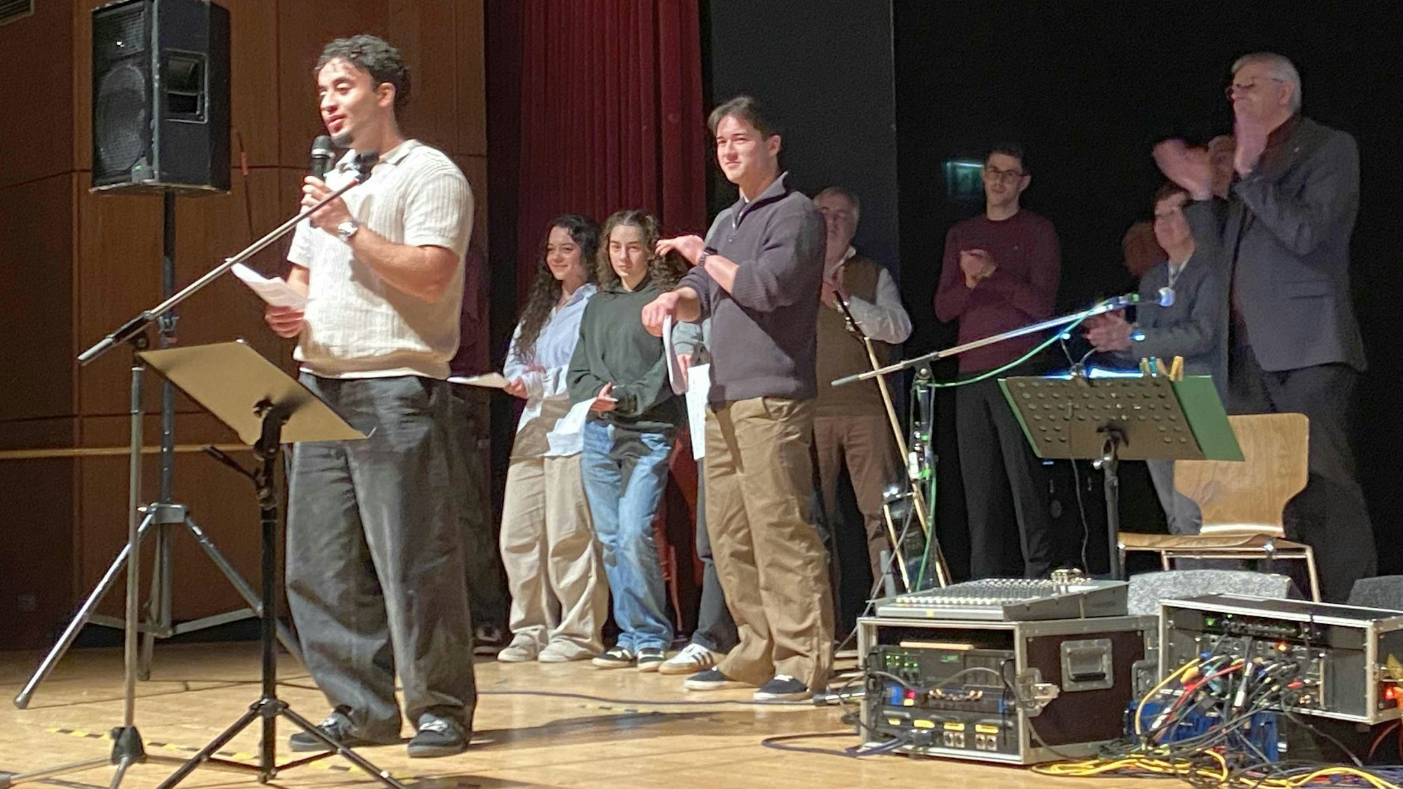 "Demokratie beinhaltet Gleichberechtigung und Zusammenhalt." Mit ihren Redebeiträgen bereicherten die Schüler und Schülerinnen des städtischen Gymnasiums, Jugendliche aus den zwei Geschichtskursen der Jahrgangsstufe zwölf, das Konzert.