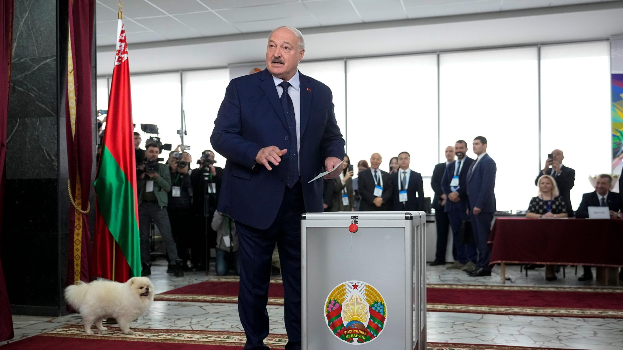 26.01.2025, Belarus, Minsk: Der Präsident von Belarus, Alexander Lukaschenko, spricht zu Journalisten, während er seine Stimme in einem Wahllokal in Minsk abgibt bei der Präsidentenwahl in Belarus. Foto: Pavel Bednyakov/AP/dpa +++ dpa-Bildfunk +++