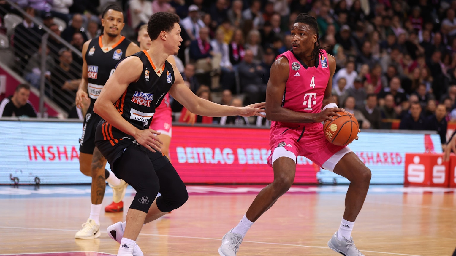 Bonns Phlandrous Fleming Jr. (rechts) will am Ulmer Isaiah Roby vorbeiziehen.