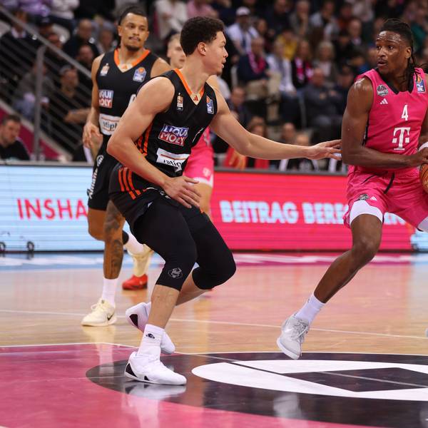 Bonns Phlandrous Fleming Jr. (rechts) will am Ulmer Isaiah Roby vorbeiziehen.